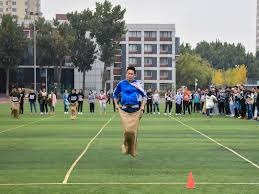 🫣 曼联在过去14场英超客场比赛中每场都至少失一球。他们上一次遭遇更长的客场联赛零封荒还要追溯到1985年9月至1986年4月期间。 来源：The United Stand